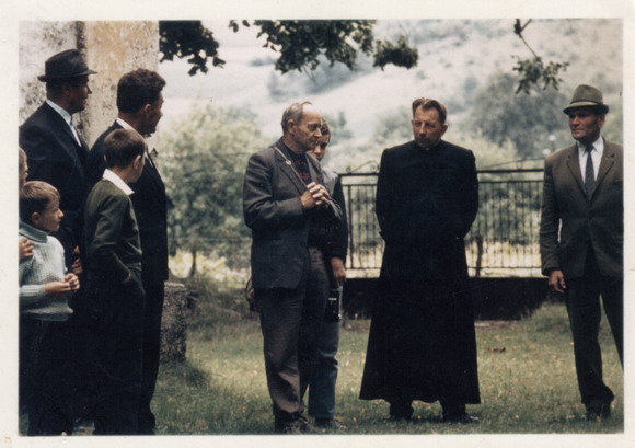 9.5.1968. O. Piruch na cintoríne s hosťmi z Nemecka