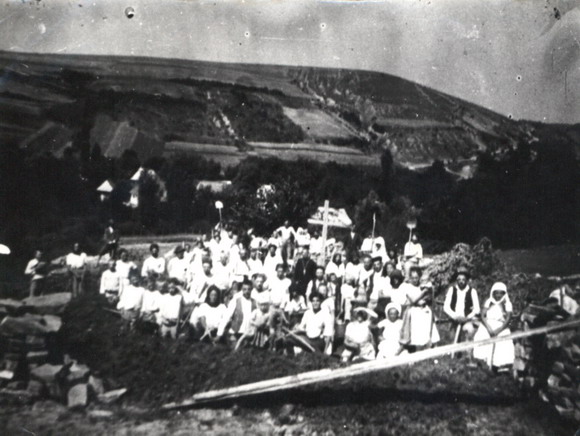1929. Veriaci na začiatku stavby chrámu